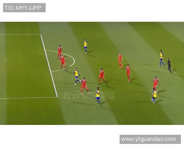 足球场上的爱情传奇 他们的心跳如同进球的瞬间 默契超越一切