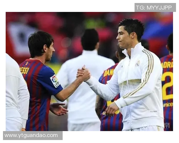 足球巨星同框精彩瞬间 9宫格完美呈现球场传奇与友谊的碰撞