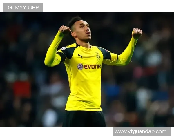 足球球星标准照：展现职业风采与不凡魅力的经典瞬间