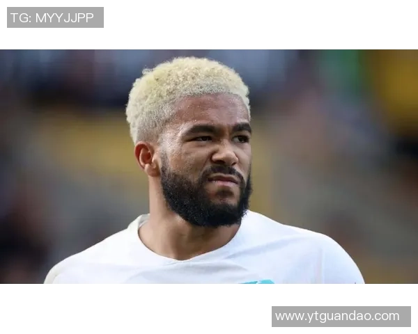 踢足球最帅的黑人球星风采展示，展现速度与力量的完美结合